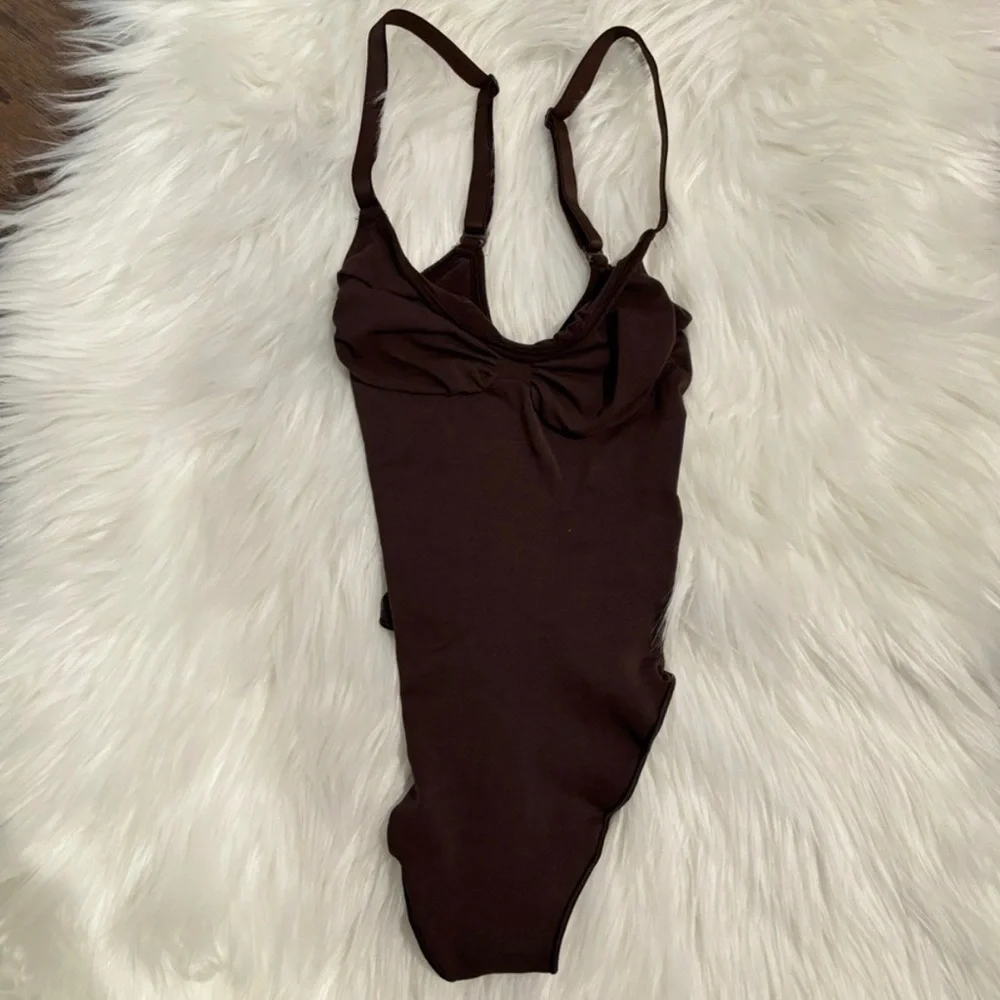 *New* SKIMS Seamless Scuplt Thong Bodysuit in Cocoa, sz Medium - Picture 4 of 6